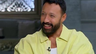أحمد فهمي قبل الشهرة: «كنت بشتغل ورا رقاصة ومعرفتش أشتري جزمة بـ25 جنيه»