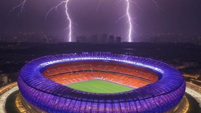 وفاة لاعب كرة قدم داخل أرضية الملعب بسبب صاعقة برق (فيديو)