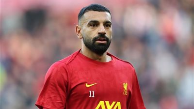 محمد صلاح يحتفل مع لاعبي ليفربول بالفوز الكبير على باير ليفركوزن