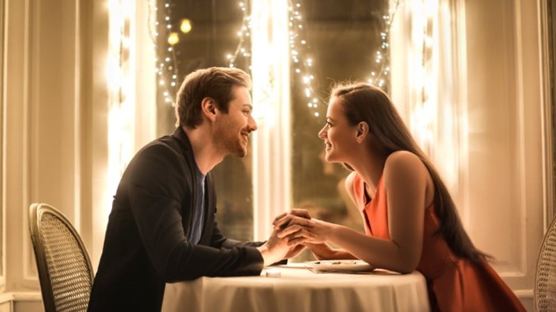 اطلالات أنيقة في ليلة عيد الحب