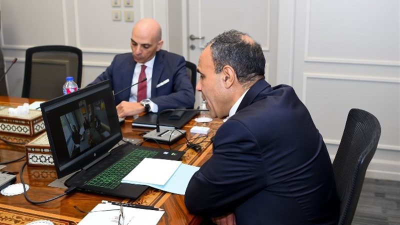 وزير الخارجية والهجرة يعقد لقاءً افتراضياً مع رئيس المنتدى 