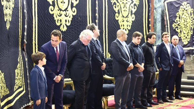 حسين فهمي يتلقى عزاء شقيقه