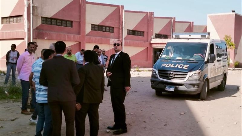 فريق النيابة الإدارية خلال معاينة مسرع الجريمة