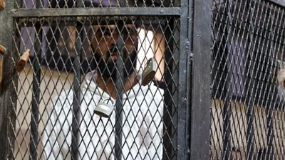 كيف ظهر المتهم بقتل ابن صاحب قهوة أسوان في أولى جلسات محاكمته؟