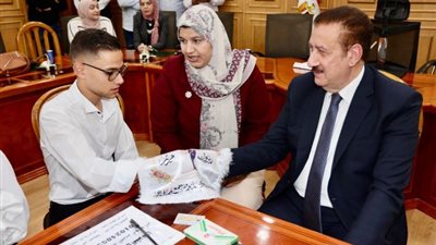 كوكيل للعروس، محافظ المنوفية يقيم مراسم عقد قران عروسين يتيمين بمكتبه