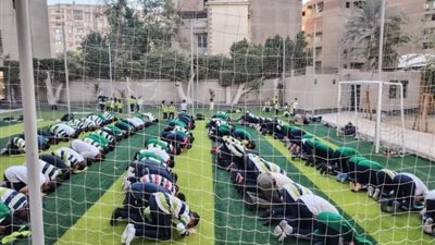 من شب على شيء شاب عليه، طلاب يؤدون صلاة الظهر جماعة بملعب المدرسة