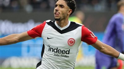 عمر مرموش ينافس على جائزة جديدة مع فرانكفورت