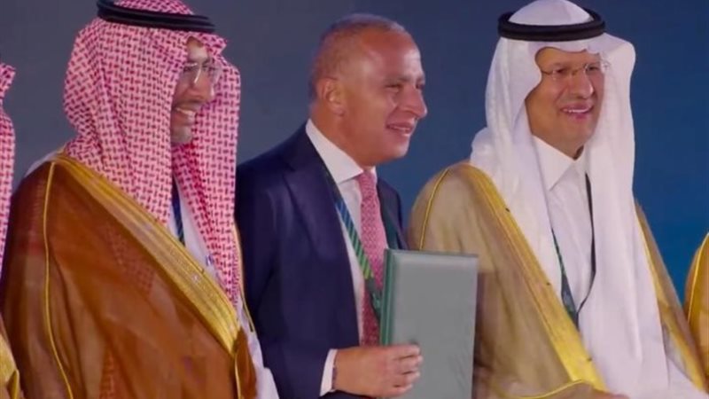جانب من توقيع البرتوكول