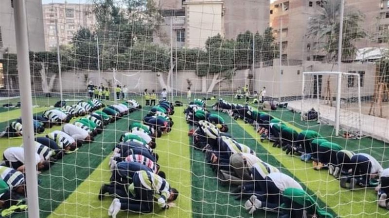 صلاة الطلاب في المدرسة