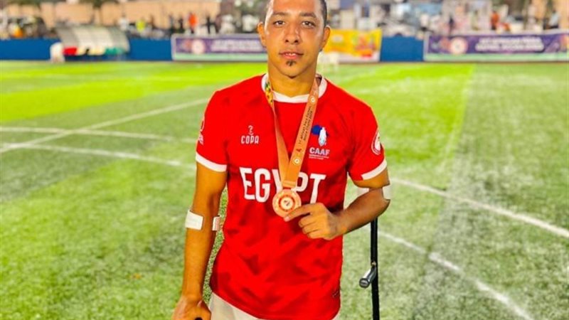 محمود عبد العظيم قائد منتخب مصر الساق الواحدة
