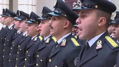 رجال الشرطة يرتدون الملابس الشتوية على مستوى الجمهورية اليوم