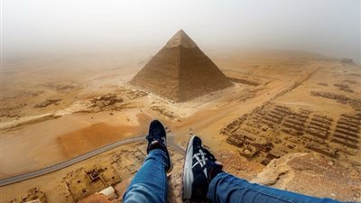 مقلدًا الكلب بوكا، إخلاء سبيل مهندس حاول تسلق الهرم الأكبر