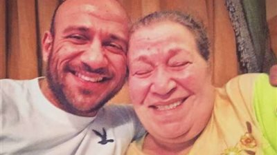 صور لم ترها من قبل لوالدة الفنان أحمد مكي، «الضحكة ما بتفارقش وشها»