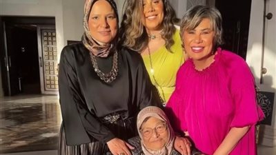 فيديو عفوي يجمع مفيدة شيحة ووالدتها قبل رحيلها