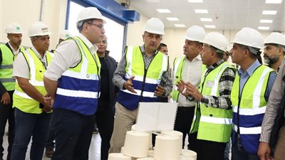 وزير قطاع الأعمال يتفقد المشروع القومي لتطوير صناعة الغزل والنسيج