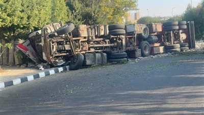 انقلاب سيارة نقل محملة بالطوب بالقاهرة الجديدة وإصابة قائدها (صور)
