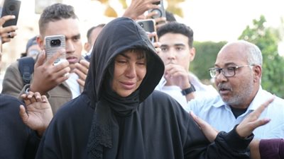 بدء تشييع جثمان والدة الإعلامية مفيدة شيحة (صور)