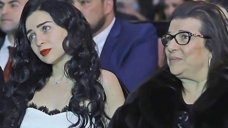 مي عز الدين ووالدتها