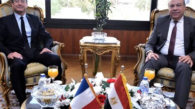 وزير الطيران يبحث مع السفير الفرنسي سبل تعزيز التعاون الثنائي