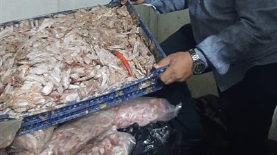 من جلود وعظام الفراخ، غلق منشأة تنتج اللانشون والسجق والبرجر بالوراق