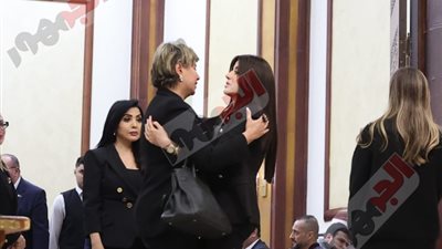 سهير جودة تساند مفيدة شيحة في عزاء والدتها