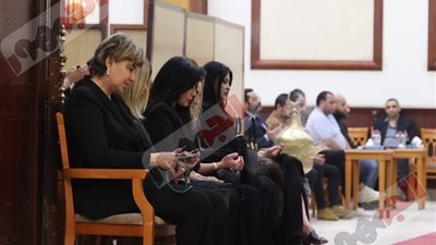 مفيدة شيحة تصبر نفسها بالسبحة وتوزع مصاحف (صور)
