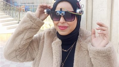 «شيماء الزنوكي» طالبة مصرية تضيء طريق المكفوفين بنظارة ذكية (صور)