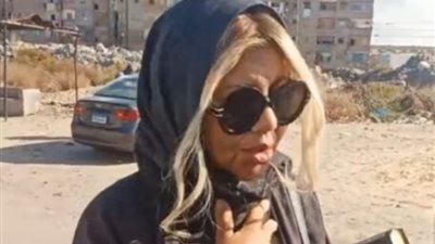 بوسي شلبي تزور قبر محمود عبدالعزيز في ذكرى وفاته الثامنة