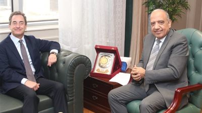 الكهرباء تبحث مع سفير فرنسا توطين صناعة الطاقة والهيدروجين الأخضر