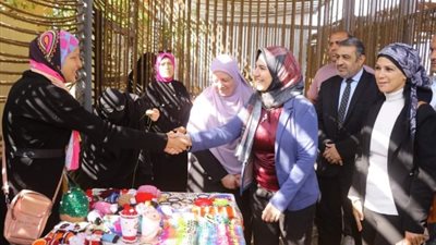 نائب محافظ دمياط تشيد بمعروضات السيدات ضمن مبادرة بداية (صور)