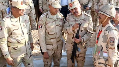 رئيس أركان حرب القوات المسلحة يتفقد عناصر القوات المتمركزة شرق القناة