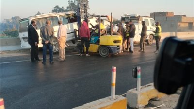 إصابة 5 طلاب، انقـ.ـلاب سيارة ميكروباص على طريق قويسنا بالمنوفية