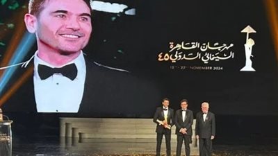 أحمد عز يهدي جائزة فاتن حمامة للزعيم عادل إمام