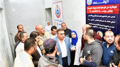 محافظ الدقهلية ومدير الأمن بمستشفى المنزلة للاطمئنان على مصابي حادث المطرية