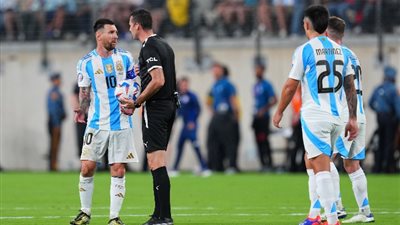 «رشاشات المياه وشتيمة ميسي للحكم»، أبرز مشاهد تعثر البرازيل والأرجنتين