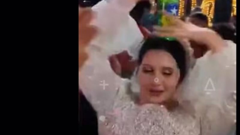 عروس ترقص بزجاجة بيرة