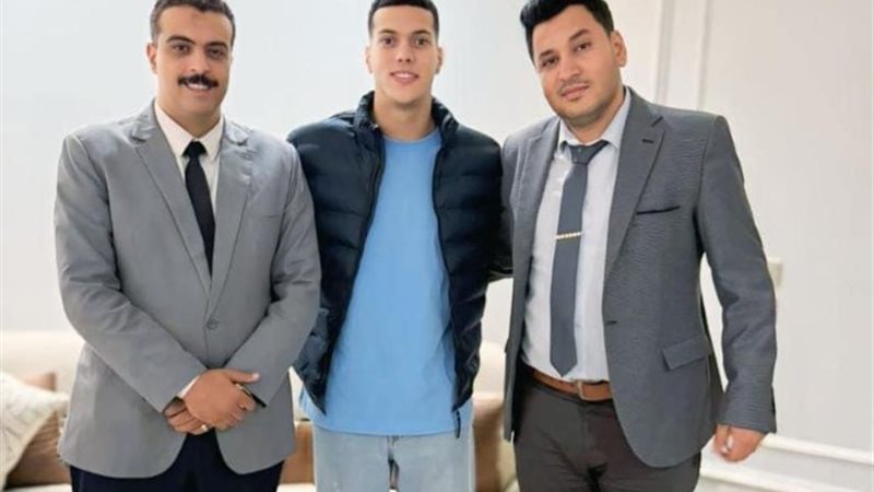 إمام عاشور ووالده وعلى فايز