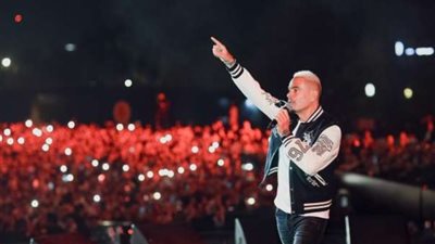 «بأغنية يا أنا يا لأ » عمرو دياب يشعل حفله بقرية الذكية