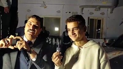 بمليون ونص، مدرس يسلم الأول على الثانوية العامة سيارة MG هدية