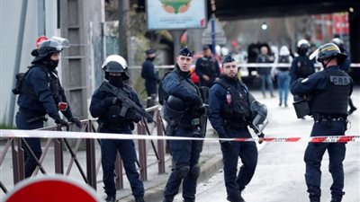 في هجوم مسلح، احتجاز رهائن داخل مطعم في فرنسا، ما القصة؟