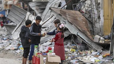 سكان غزة يبيعون الملابس المستخرجة من الأنقاض لمواجهة الأزمة الاقتصادية