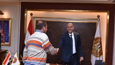 وقف موظف بمكتب عمل القاهرة وتحويله للتحقيق والسبب مواطن (تفاصيل)