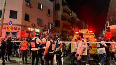 تل أبيب تشتعل، حريق وجرحى وظلام إثر سقوط شظايا صاروخ لبناني
