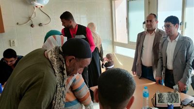جامعة سوهاج تطلق قافلة طبية لعلاج 1205 مواطنين بالمجان (صور)