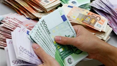أسعار اليورو تتراجع في افتتاحية تعاملات الخميس لـ52.36 جنيه
