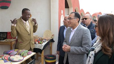 رئيس الوزراء يتفقد القرية التراثية بالخارجة ومعرض