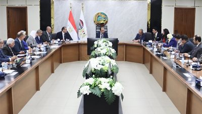 وزير قطاع الأعمال يتابع تنفيذ المشروع القومي لتطوير صناعة الغزل والنسيج