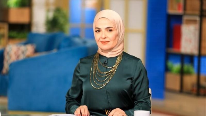 الاعلامية مني عبد الغني