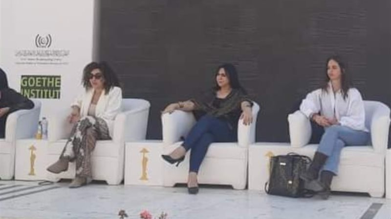 دخل الربيع يضحك
