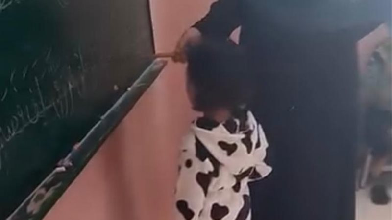 ضرب المعلمة للطفلة